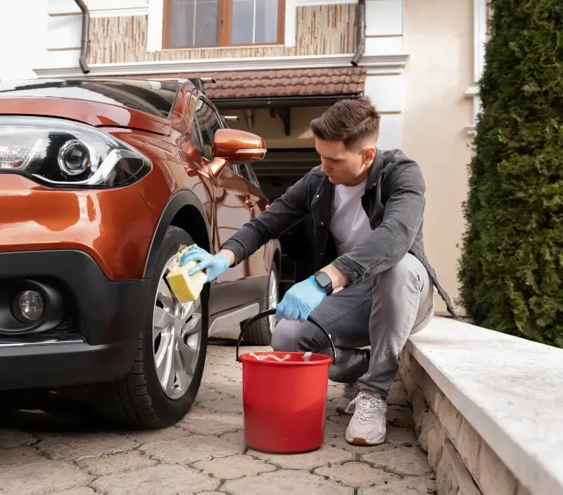 Lavage auto à domicile Auvillars-sur-Saône : professionnel intervenant sur un véhicule